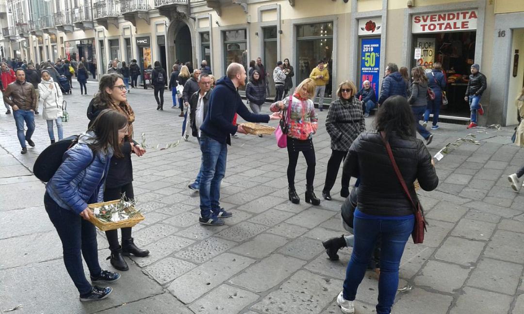 A Torino (Italia) - Distribuzione delle palme per strada con Sant'Egidio