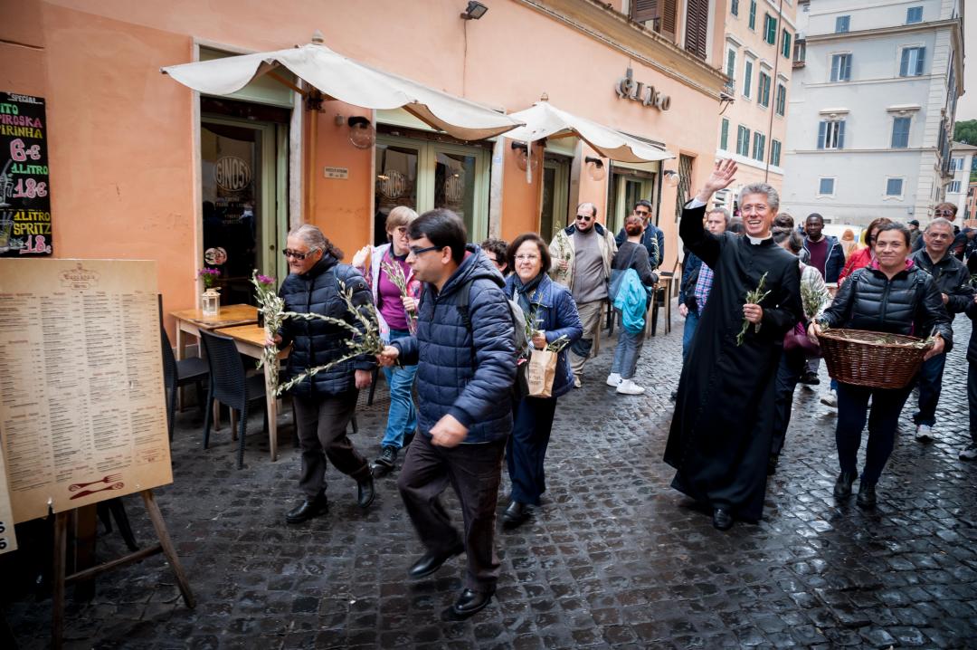 A Trastevere (Roma) - Distribuzione delle palme per strada con Sant'Egidio