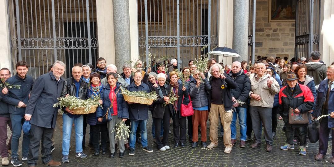 A Trastevere (Roma) con i senza fissa dimora - Distribuzione delle palme per strada con Sant'Egidio