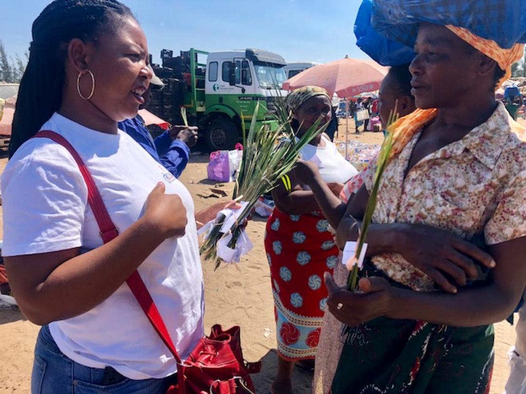 A Zimpeto (Maputo) - Distribuzione delle palme per strada con Sant'Egidio