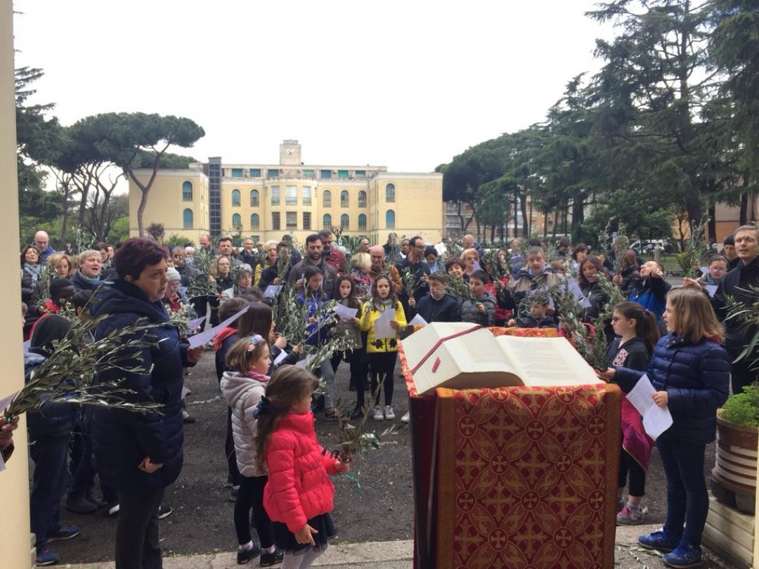 Al San Michele (Roma) - Distribuzione delle palme per strada con Sant'Egidio