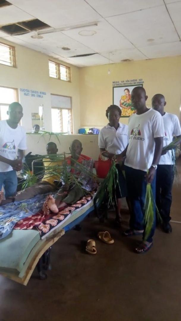 A Mulanje (Malawi) - Distribuzione delle palme in ospedale