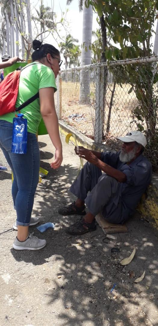 In Nicaragua - Distribuzione delle palme per strada con Sant'Egidio