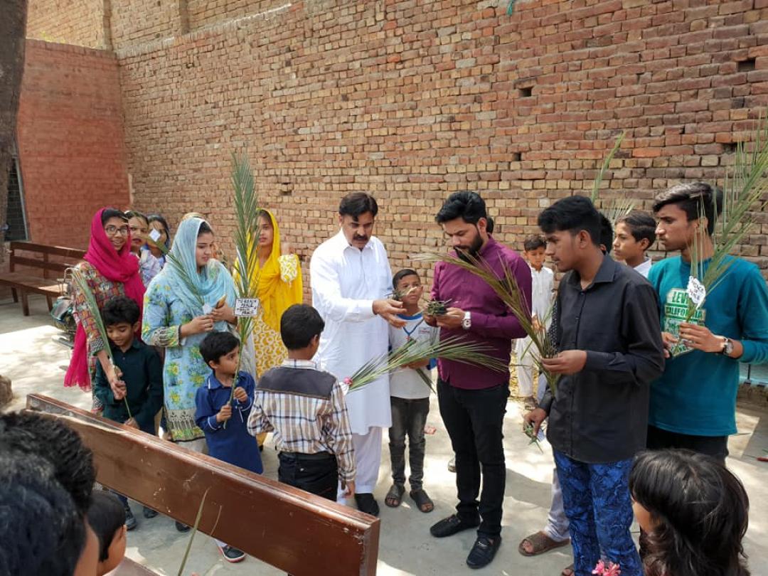 A Faisalabad (Pakistan) - Distribuzione delle palme per strada con Sant'Egidio