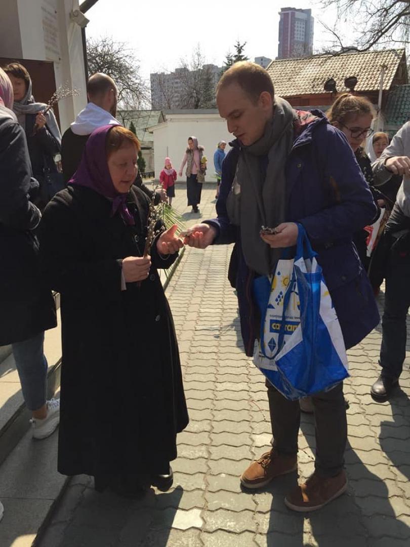 Mosca - Distribuzione delle palme per strada con Sant'Egidio