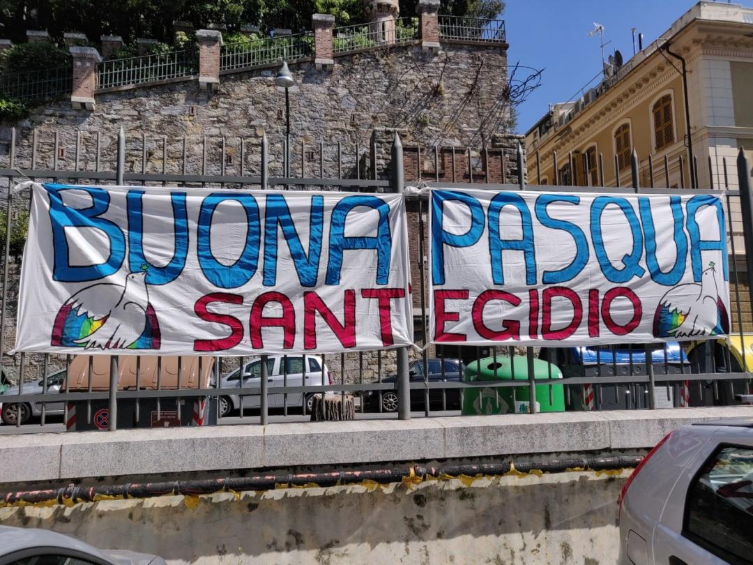 ITALIA (Genova) - Uno striscione di auguri di buona Pasqua per gli anziani della RSA