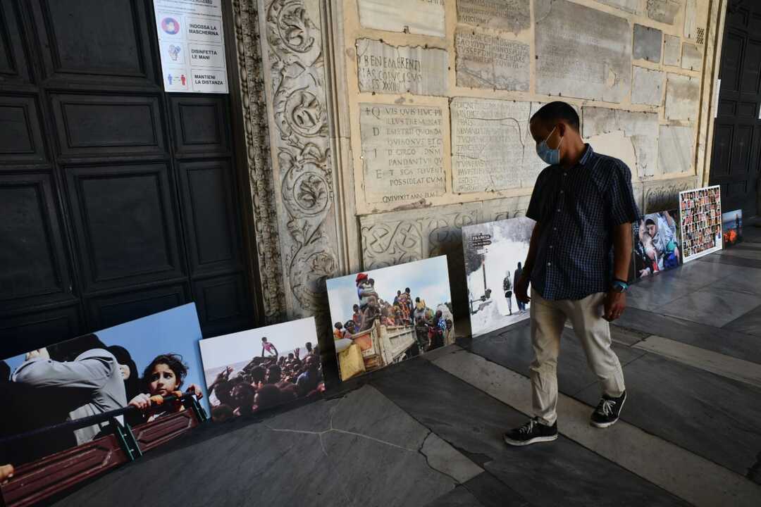 Nell'atrio di Santa Maria in Trastevere le dolorose immagini dell'immigrazione, esposte nella preghiera 