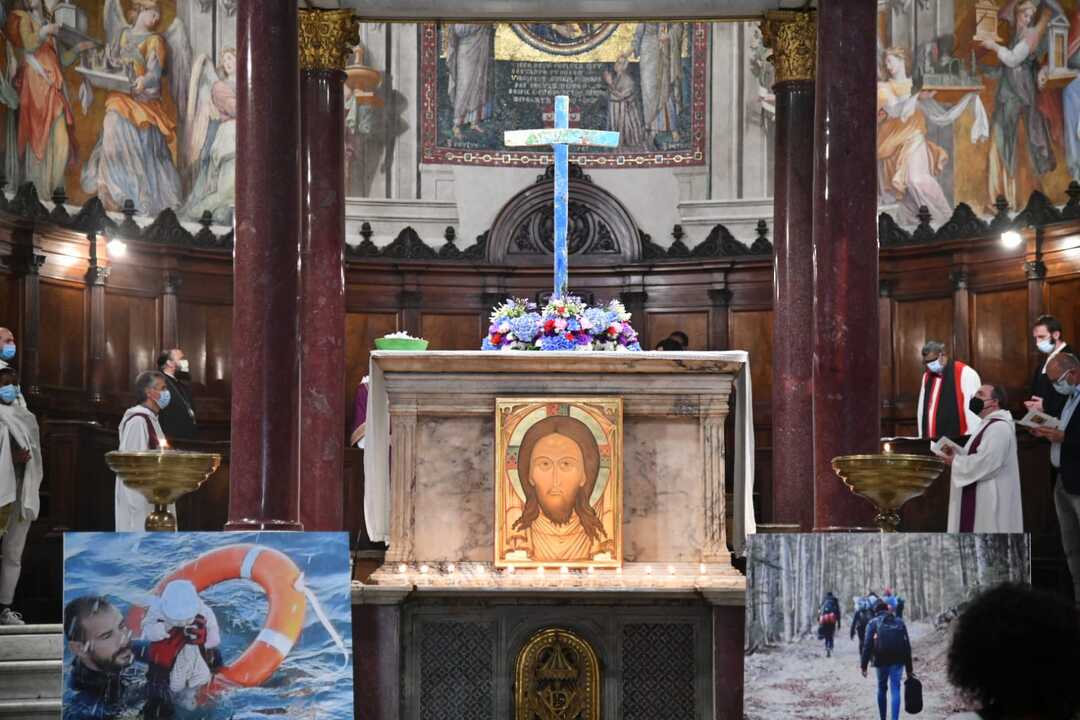 La croce di Lampedusa sull'altare di Santa Maria in Trastevere in ricordo dei migranti morti in viaggio verso l'Europa