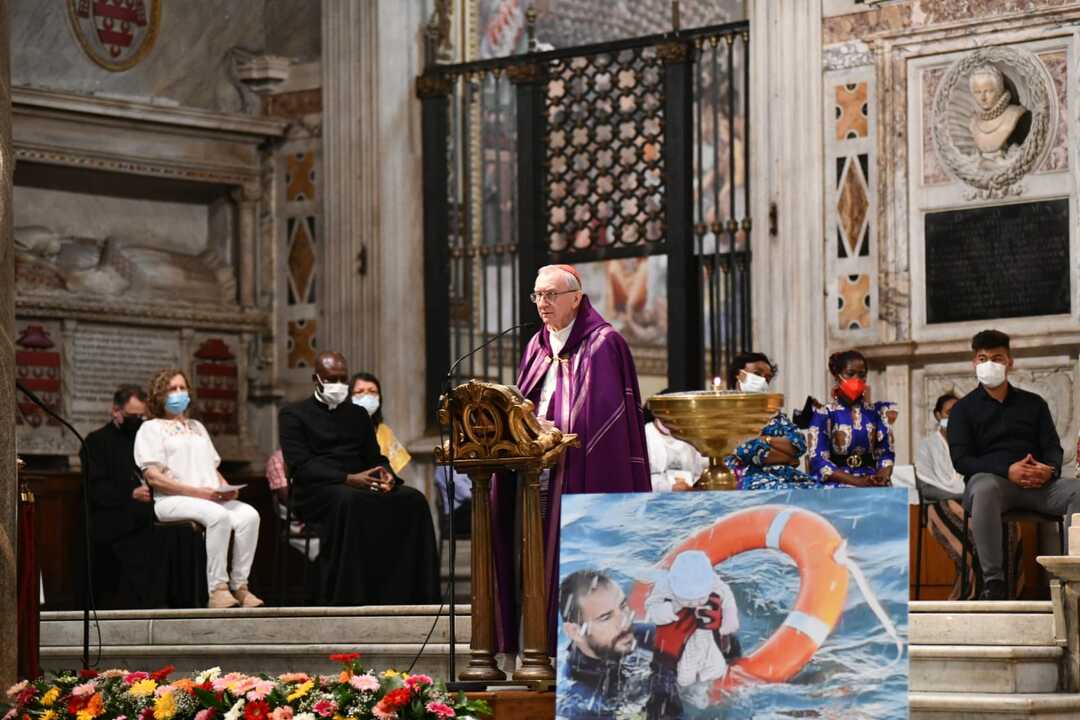 Il cardinale Pietro Parolin alla preghiera 