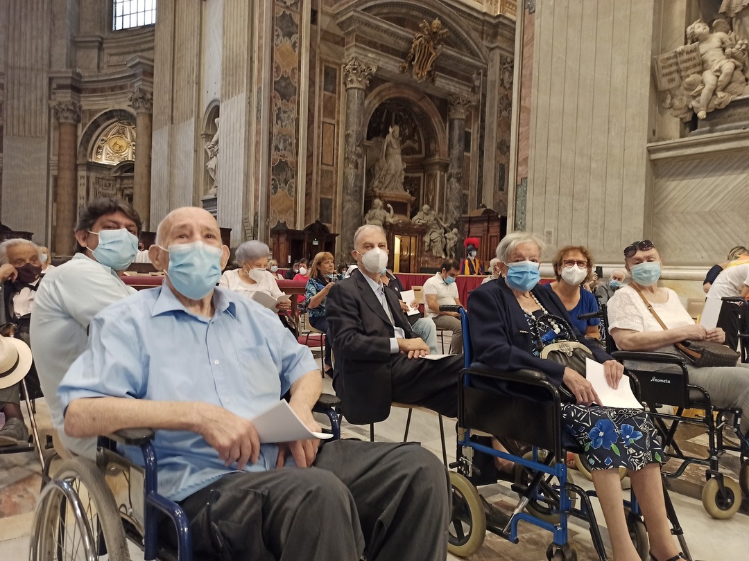 Centinaia di anziani romani di Sant'Egidio hanno partecipato alla liturgia nella Basilica di San Pietro per la Prima Giornata mondiale dei nonni e degli anziani