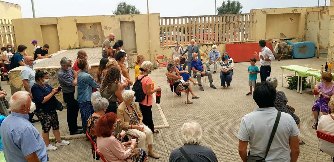Festa con gli anziani del quartiere nel cortile della Comunità di Sant'Egidio a Ostia 