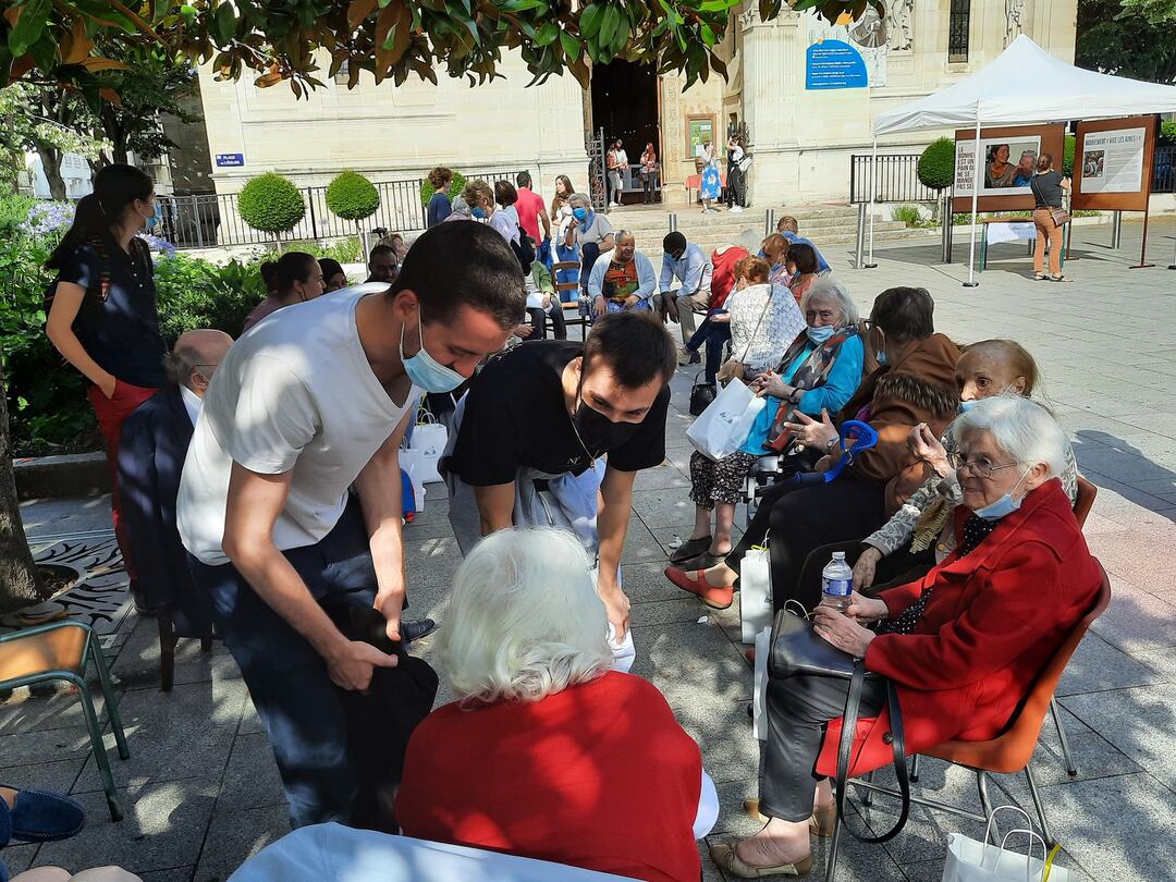 I giovani di Parigi dedicano un pomeriggio agli anziani nella Giornata a loro dedicata dal papa