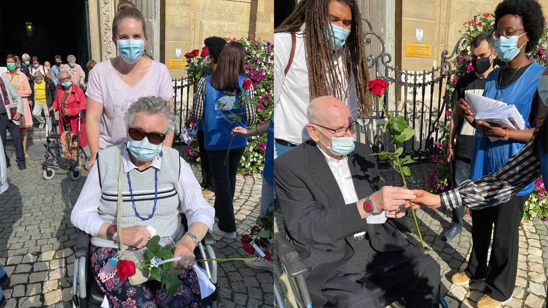 Una rosa dai giovani di Anversa (Belgio) nella Giornata mondiale dei nonni e degli anziani