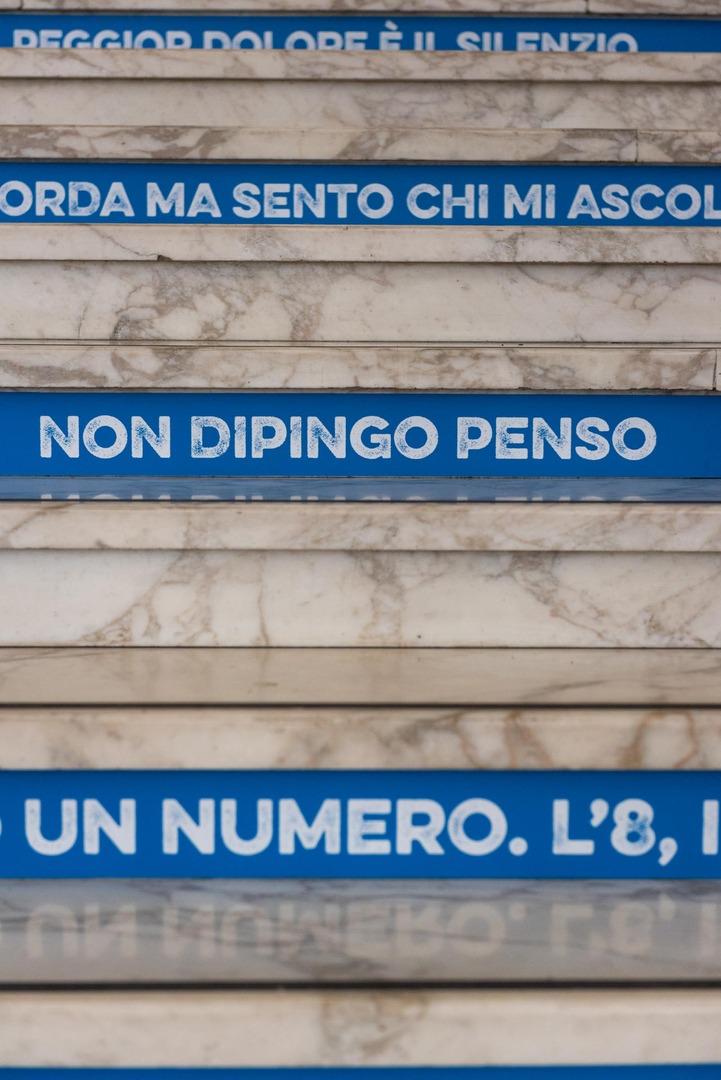 Particolare dell'opera installata sulle scale del Rettorato della Sapienza Università di Roma. Foto di Marta Ferro