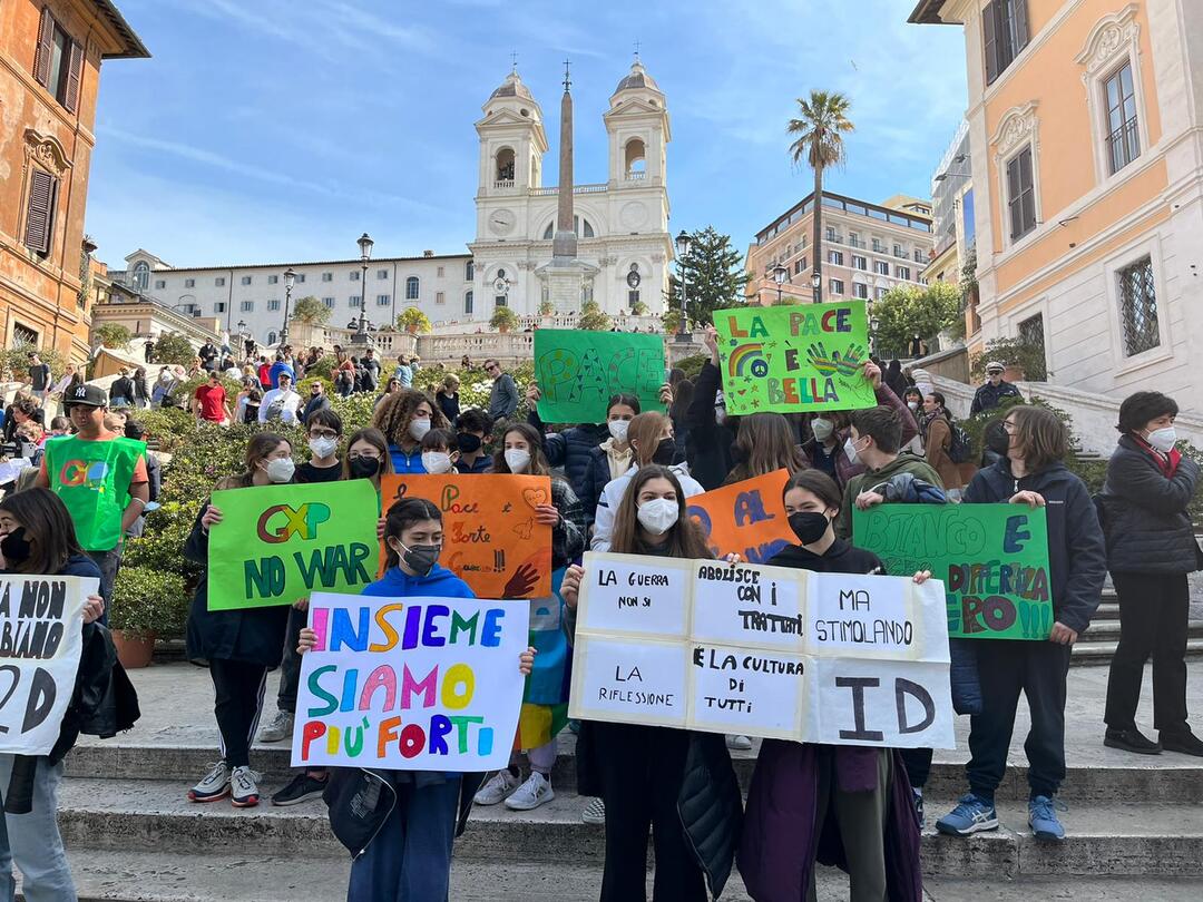 Il Peace Mob a Piazza di Spagna dei Giovani per la Pace insieme alle scuole medie