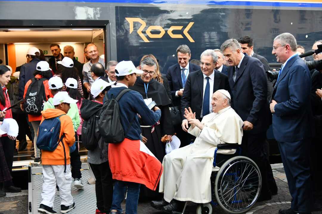Il Papa saluta i bambini