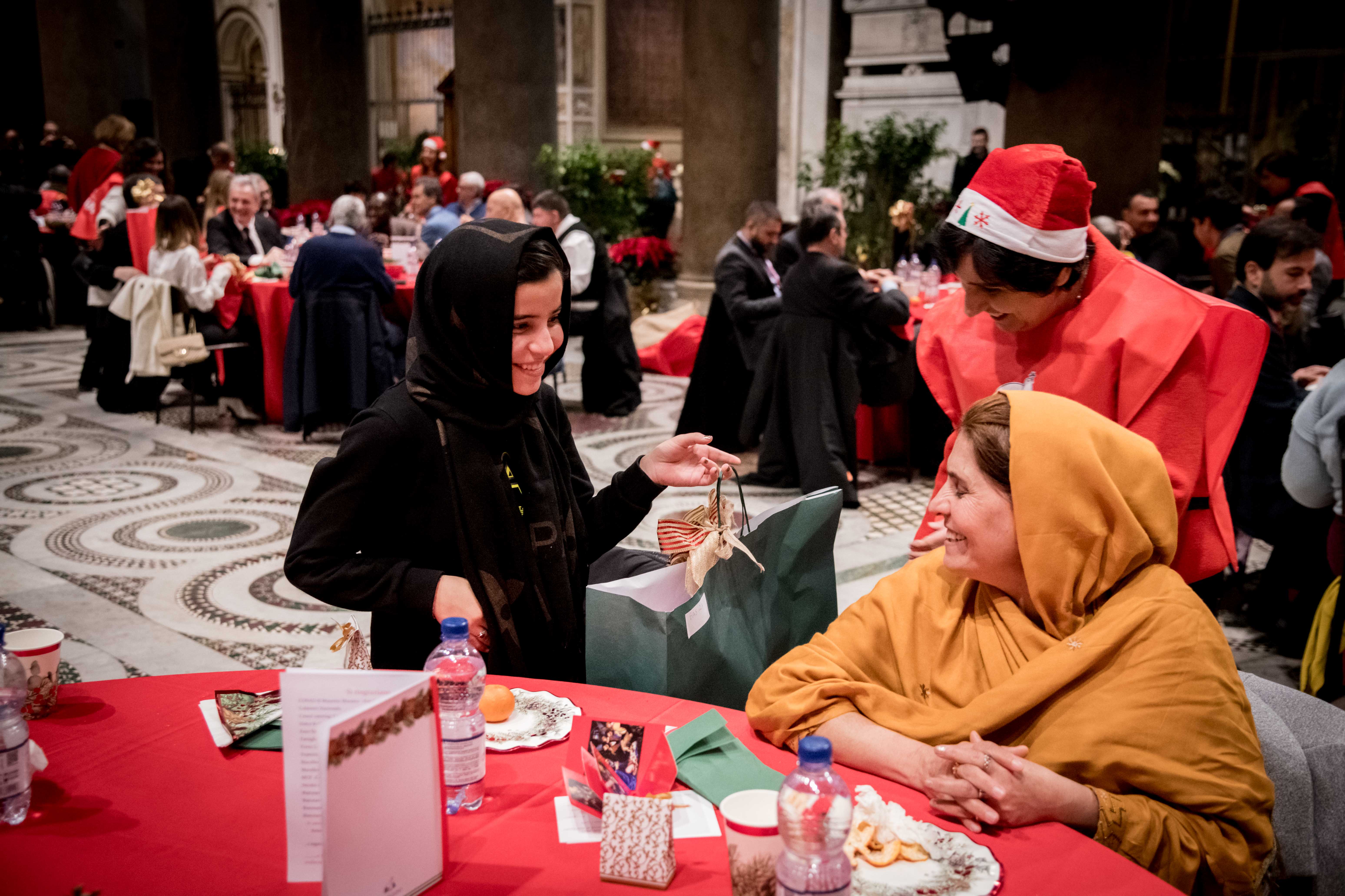 Le immagini del pranzo di Natale 2023 con i poveri a Santa Maria in Trastevere